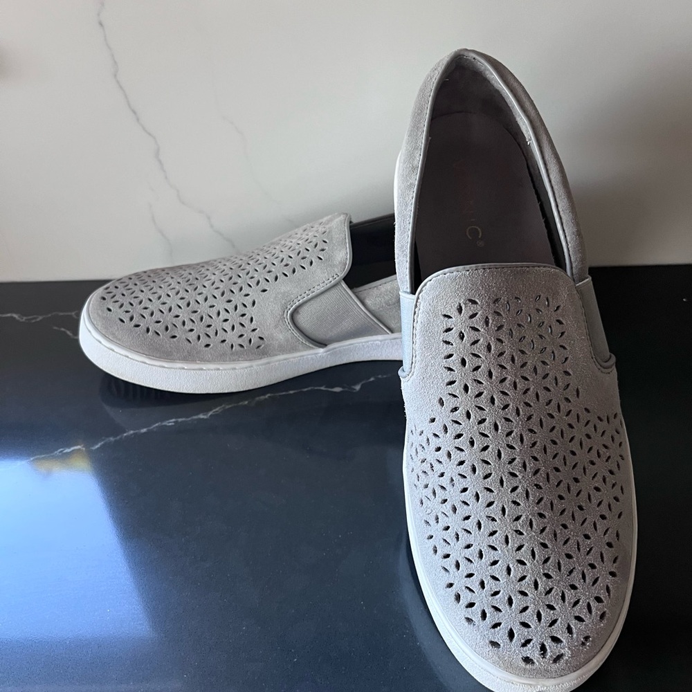 Vionic women’s size 9 perforated grey loafer